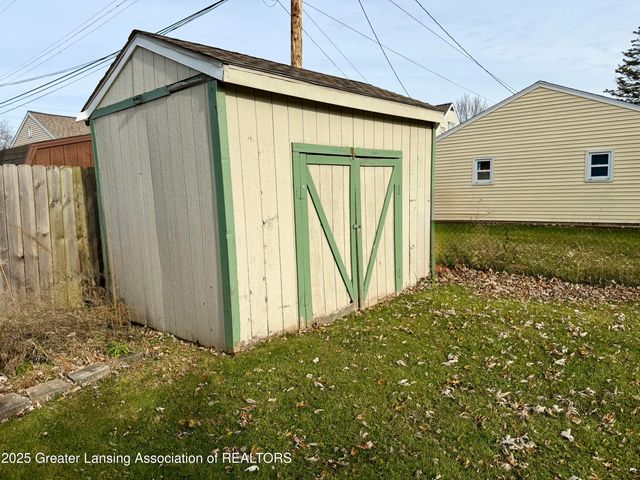 1222 Ravenswood Drive, Lansing, MI 48917