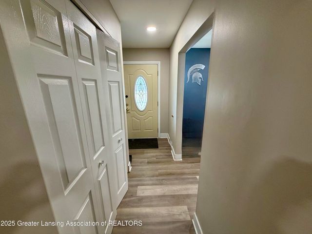 1222 Ravenswood Drive, Lansing, MI 48917