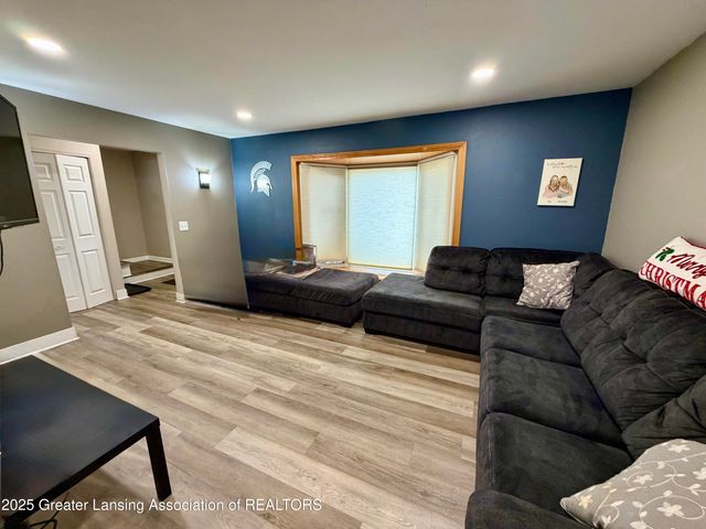 1222 Ravenswood Drive, Lansing, MI 48917