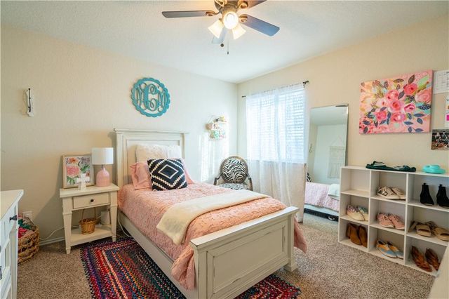 211 Reagor DR, Taylor, TX 76574