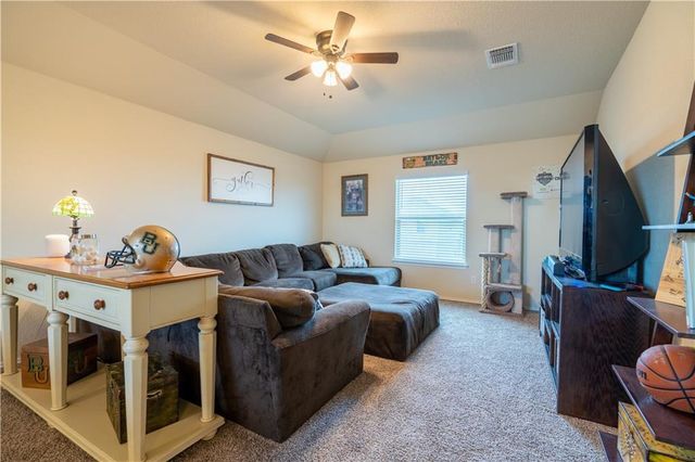 211 Reagor DR, Taylor, TX 76574