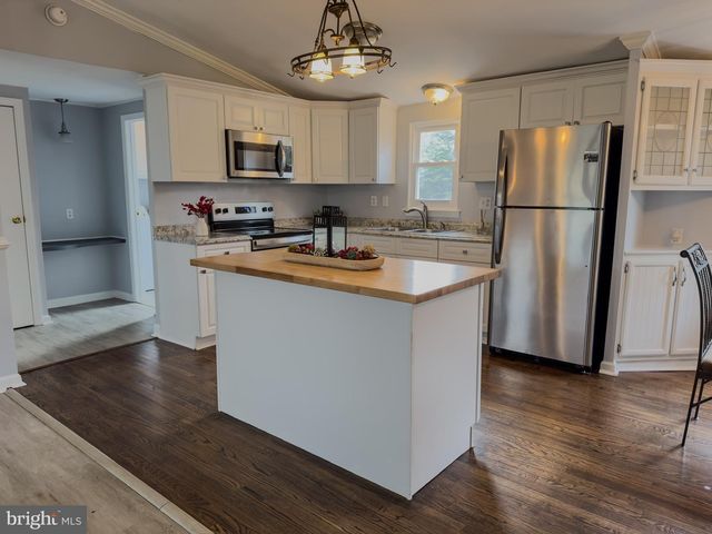 6 WALNUT LN, Quakertown, PA 18951