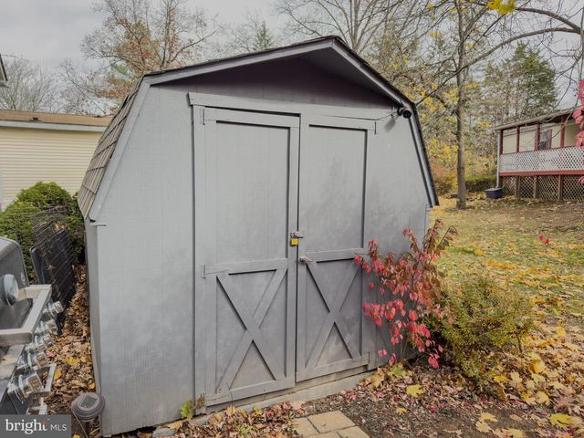 6 WALNUT LN, Quakertown, PA 18951