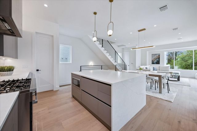 729 W 21st Street A, Houston, TX 77008