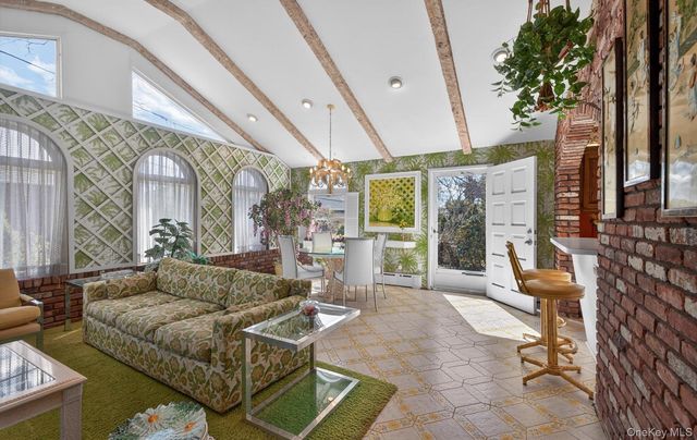 7 Carling Drive, New Hyde Park, NY 11040