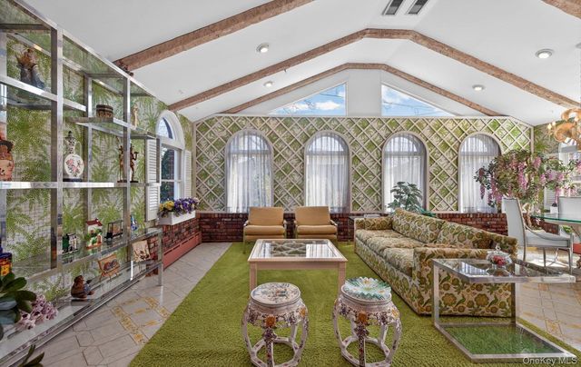 7 Carling Drive, New Hyde Park, NY 11040