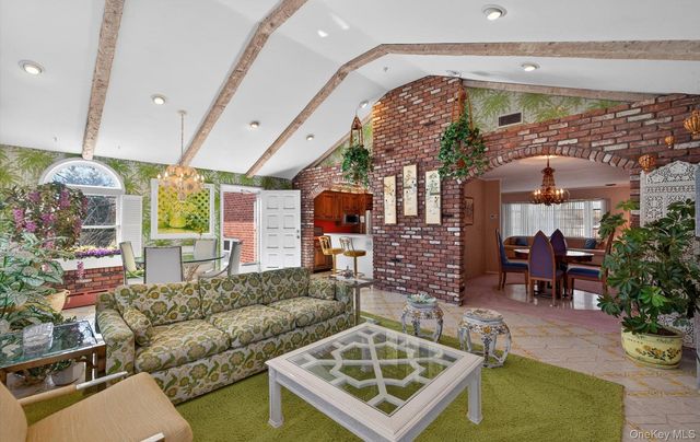 7 Carling Drive, New Hyde Park, NY 11040