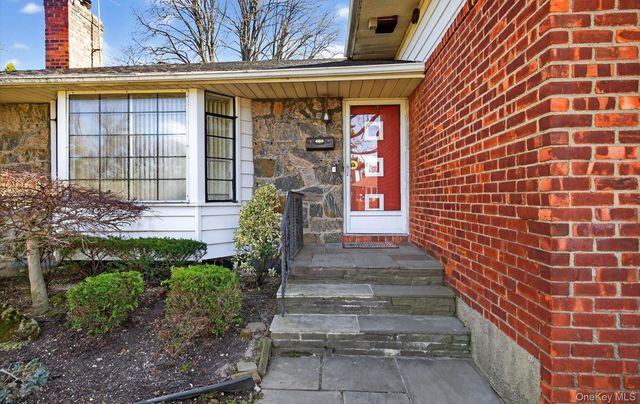 7 Carling Drive, New Hyde Park, NY 11040