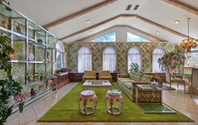 7 Carling Drive, New Hyde Park, NY 11040