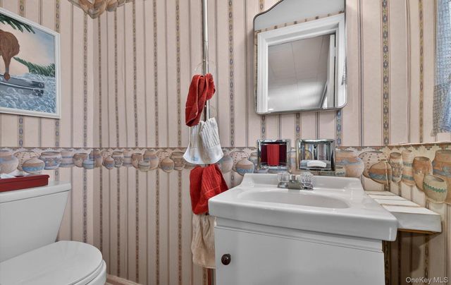 7 Carling Drive, New Hyde Park, NY 11040