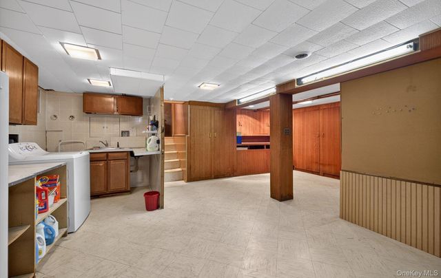 7 Carling Drive, New Hyde Park, NY 11040