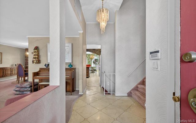 7 Carling Drive, New Hyde Park, NY 11040