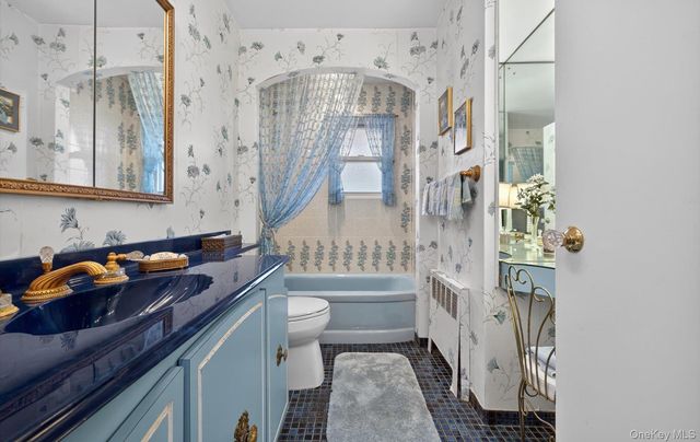 7 Carling Drive, New Hyde Park, NY 11040