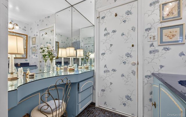 7 Carling Drive, New Hyde Park, NY 11040