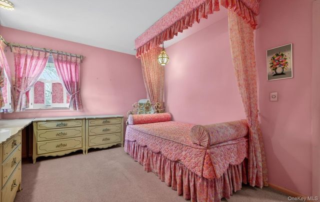 7 Carling Drive, New Hyde Park, NY 11040