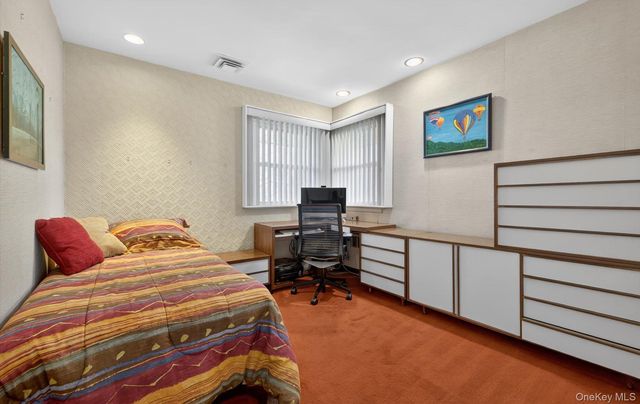 7 Carling Drive, New Hyde Park, NY 11040