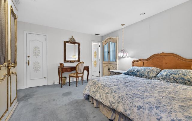 7 Carling Drive, New Hyde Park, NY 11040