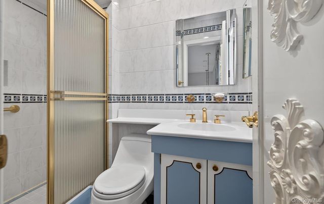 7 Carling Drive, New Hyde Park, NY 11040