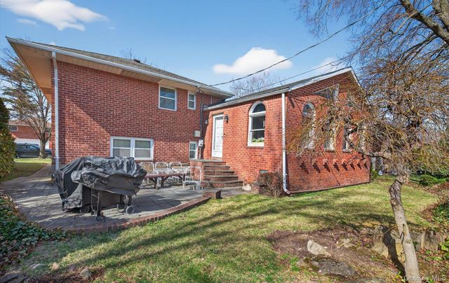 7 Carling Drive, New Hyde Park, NY 11040