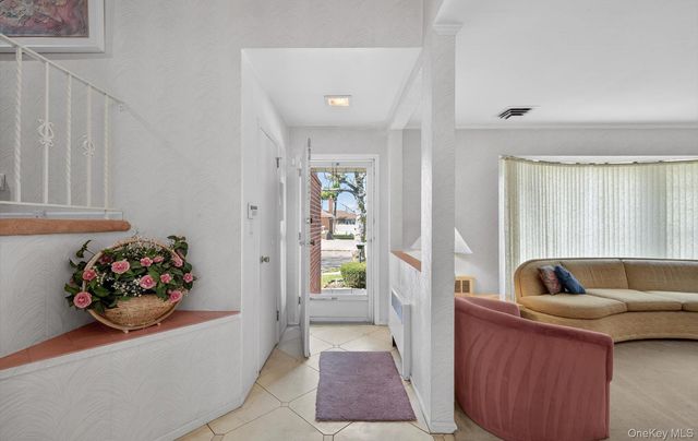 7 Carling Drive, New Hyde Park, NY 11040