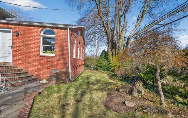 7 Carling Drive, New Hyde Park, NY 11040