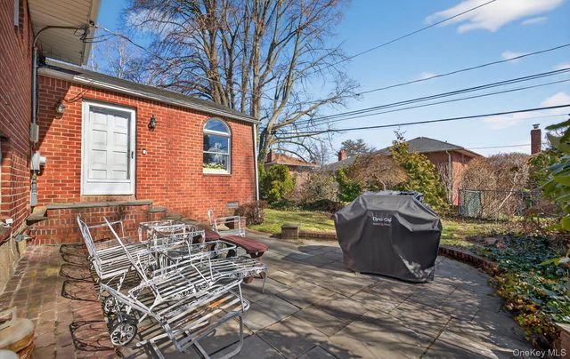 7 Carling Drive, New Hyde Park, NY 11040