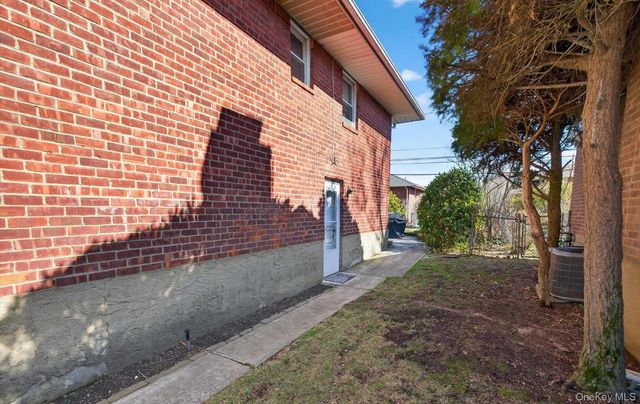 7 Carling Drive, New Hyde Park, NY 11040