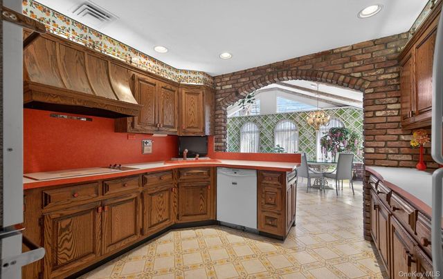 7 Carling Drive, New Hyde Park, NY 11040