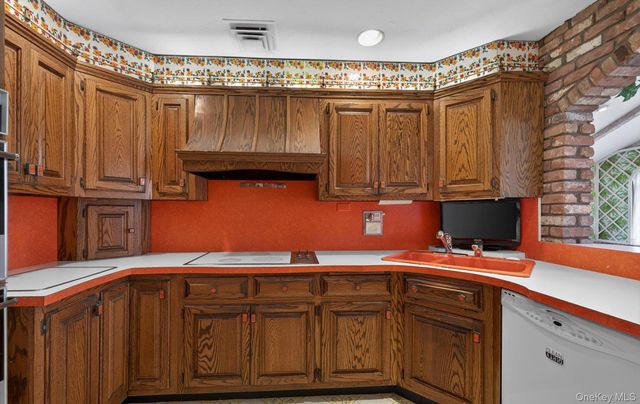 7 Carling Drive, New Hyde Park, NY 11040