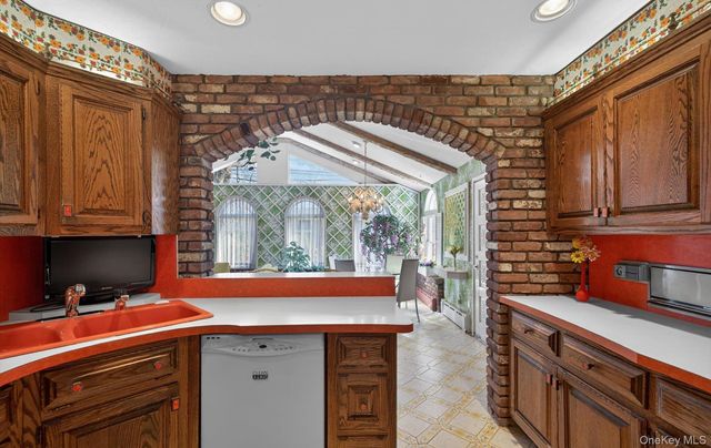 7 Carling Drive, New Hyde Park, NY 11040