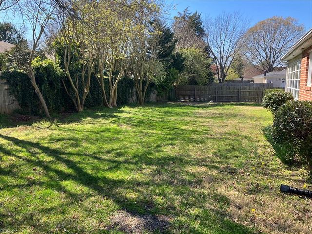 2225 N Wolfsnare DR, Virginia Beach, VA 23454