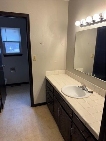 8808 E 58th Terrace, Raytown, MO 64133