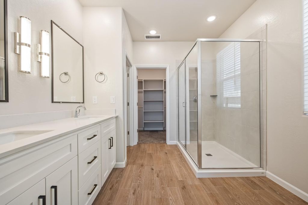 Image 9 of property listing at 4182 N Tisha Avenue, Fresno, CA 93723