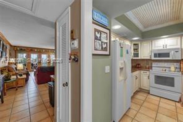 3050 NE 48th Ct 405, Lighthouse Point, FL 33064