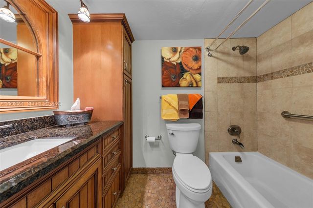 3050 NE 48th Ct 405, Lighthouse Point, FL 33064