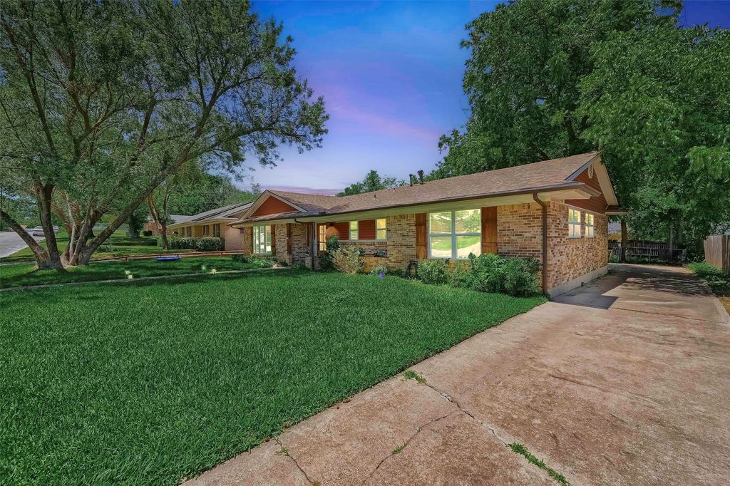 1705 W Belden Street, Sherman, TX 75092