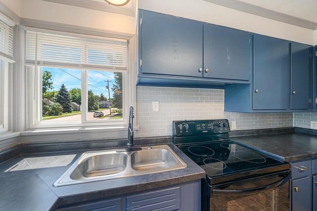 23 E MELVIN AVENUE, Oshkosh, WI 54901