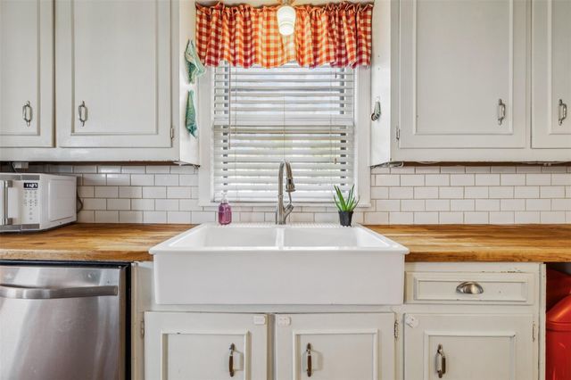 1004 Mitchell ST, Gonzales, TX 78629