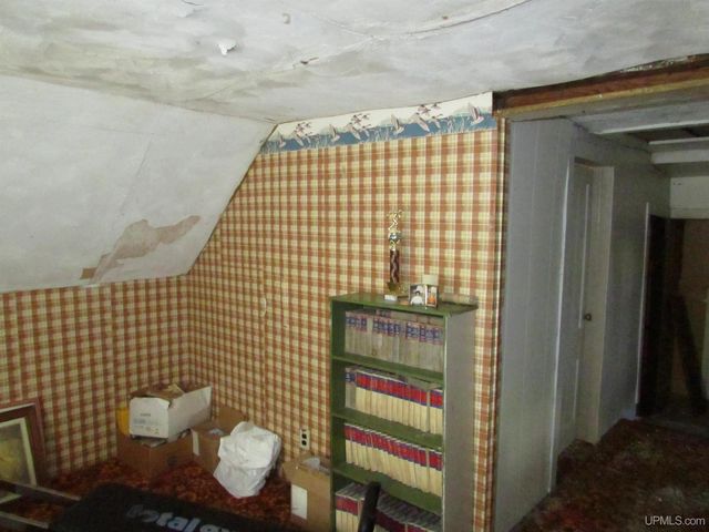 921 W Superior Street, Munising, MI 49862