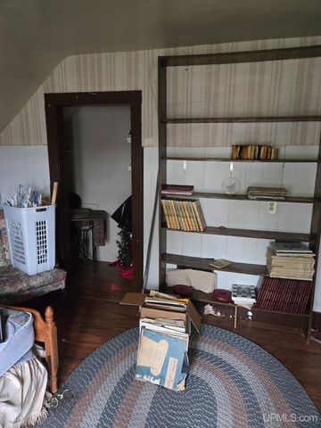 921 W Superior Street, Munising, MI 49862