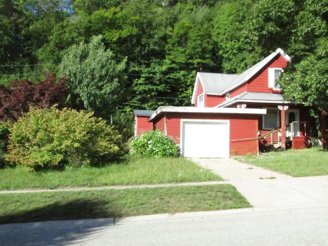 921 W Superior Street, Munising, MI 49862