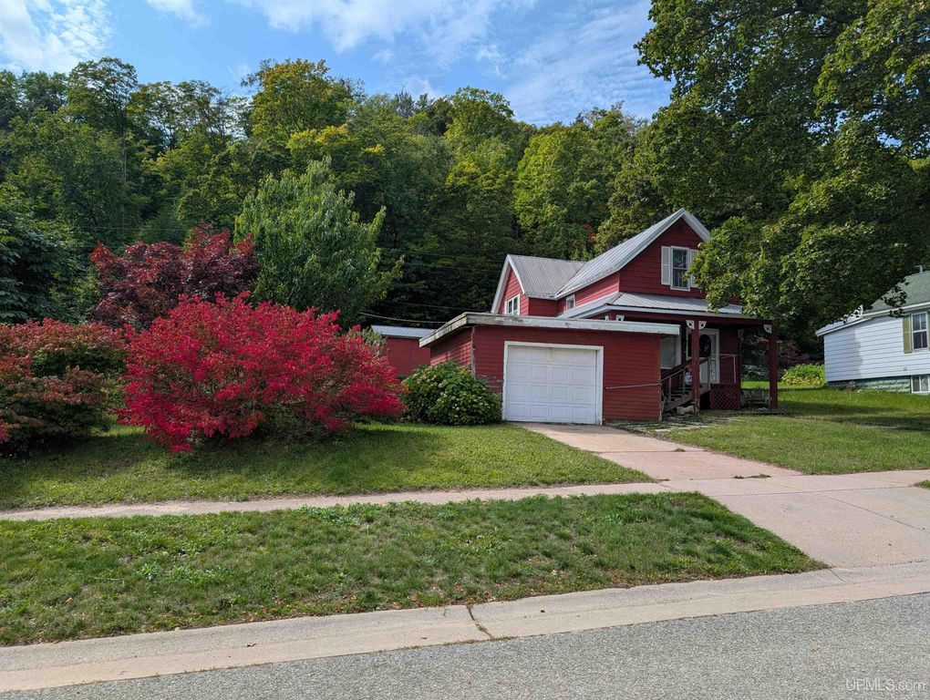 921 W Superior Street, Munising, MI 49862