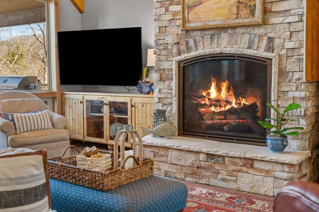 429 Hidden Shores Drive, Branson West, MO 65737