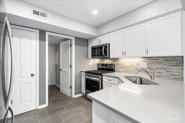 1606 W ORCHARD Place 1606, Arlington Heights, IL 60005