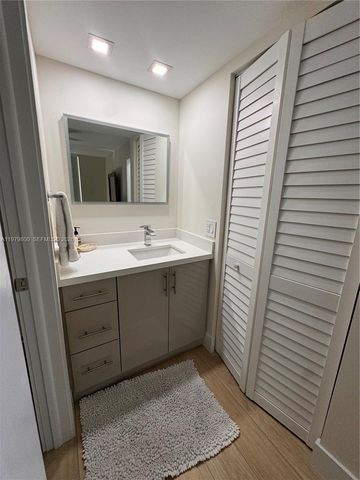2457 Collins Ave 1105, Miami Beach, FL 33140