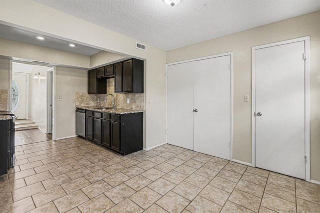 1001 Queensboro Place, Yukon, OK 73099