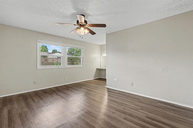 1001 Queensboro Place, Yukon, OK 73099