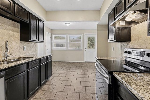 1001 Queensboro Place, Yukon, OK 73099