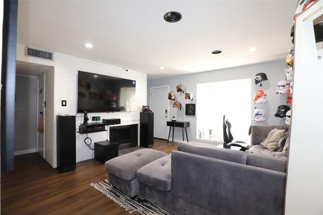 2103 Place Rebecca Lane D6, Houston, TX 77090