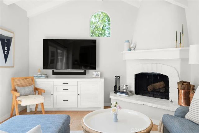 213 Via Mentone, Newport Beach, CA 92663